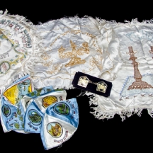 לוט הכולל, כיסויי חלת שבת, כיפות, ותפסן לתלית.