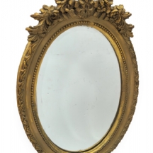 מראה עתיקה עשויה עץ מגולף ביד