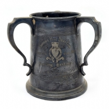 כוס שיכר אנגלית עתיקה עשויה פיוטר, בעלת שלוש ידיות