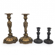 שני זוגות פמוטים שולחניים עתיקים עשויים פיוטר ופליז