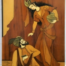 לוח עץ פרסי מעוטר בדמויות בעבודת שיבוץ מסוג 'מרקטרי', חתום