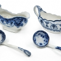 שני כלים אנגליים עתיקים ויקטוריאניים לרוטב ושתי כפות