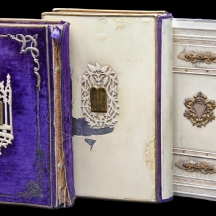 לוט הכולל שלושה ספרים סידור ותפילה.