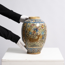 כד קרמיקה פרסי עתיק מסוף המאה ה-19 או מתחילת המאה העשרים, מעוטר ציורי יד באמייל