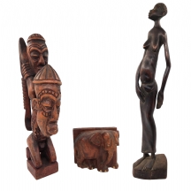 שלושה פסלי עץ שונים, מגולפים בעבודת יד