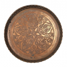 מגש נחושת פרסי עתיק מסוף המאה ה-19, מעוטר בעבודת ריקוע ידנית בדגם רימונים