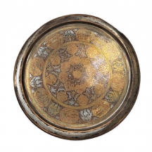 מגש מתכת איסלמי מעוטר בשלושה גוונים, ניתן לתלייה על הקיר