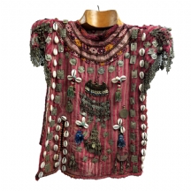 חולצה עתיקה מסוף המאה ה-19 או מתחילת המאה ה-20, כפי הנראה אפגניסטן