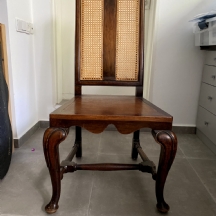 כיסא עץ עתיק עם קליעת קש וינאית בגב, משנת 1890-1910 בקירוב