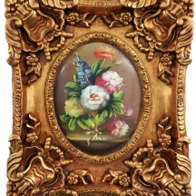 'פרחים על מדף' - ציור אובלי, שמן על לוח גבס קמור, נתון במסגרת גבס נאה ומוזהבת