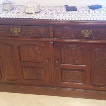מזנון עץ בסגנון עתיק מעוטר בגילוף יד וידיות פליז