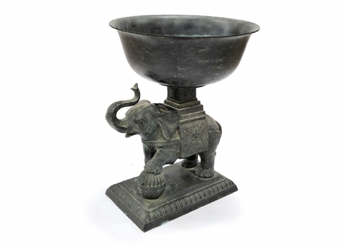 מעמד רצפה מפוסל לעציץ, עשוי ברונזה בדמות פיל עם חדק מורם