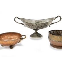 שלושה כלי נוי עשויים מתכת (נחושת ופליז) אחד מצופה בדיל