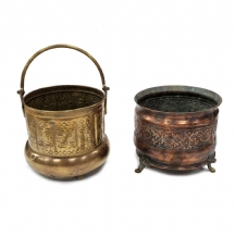 שני עציצי מתכת מרוקעים בעבודת יד, אחד עשוי נחושת והשני עשוי פליז