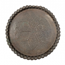 מגש נחושת לתלייה על הקיר מעוטר בעבודת ריקוע ידנית בדגם פרח