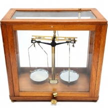 משקל מדעי עתיק מתוצרת J. W. Towers & Co. Ltd בתוך תיבת עץ וזכוכית