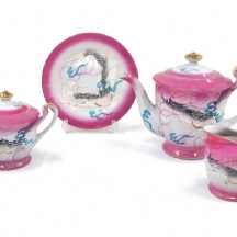 ארבעה כלי פורצלן יפנים משנות החמישים של המאה העשרים, מעוטרים עיטורי בלט