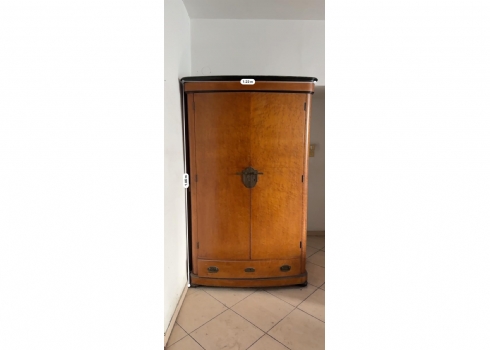 ארון בגדים עתיק מתקופת סגנון בידרמייר (Biedermeier), כפי הנראה אוסטרי או גרמני