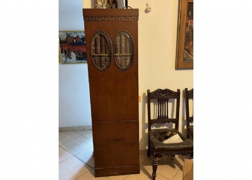 רהיט עתיק צר וגבוה מתקופת סגנון בידרמייר (Biedermeier) עשוי עץ, מתכת וזכוכית