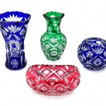 ארבעה חפצי קריסטל צבעוניים, מלוטשים בעבודת יד בליטוש מסוג Cut to Clear