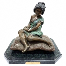 'ילדה על כרית' - פסל ברונזה גדול ויפה בפטינה חומה וירוקה, נושא חתימה