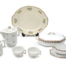 שבעה כלי פורצלן, חלקם בסגנון האר דקו, יצרנים ודגמים שונים, רובם חתומים