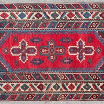 שטיח עבודת יד בדגם שלושה צלבים על רקע אדום