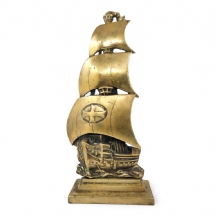 מעצור גדול לדלת עשוי ברונזה בצורת אוניית מפרש