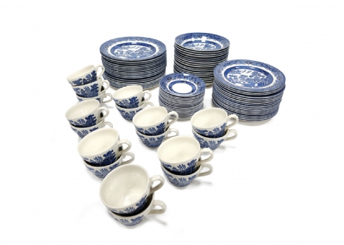 חלקי סט חרסינה אנגלי מעוטר בהדפס מועבר בדגם Willow pattern