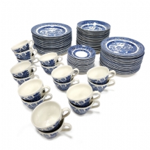 חלקי סט חרסינה אנגלי מעוטר בהדפס מועבר בדגם Willow pattern