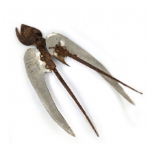 אודי דיין (1942-2017) - 'ציפור', פסל עשוי מתכת המורכב ממזמרה, חתום