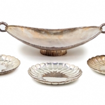 ארבעה כלי כסף יפניים, חתומים ביפנית, טוהר הכסף נבדק (בין 840 ל 980)