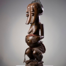 פסל אפריקאי גדול עשוי עץ מגולף של אנשי שבט הסונגייה (Songye) נקיסי