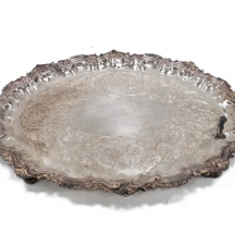 מגש אמריקאי עתיק עשוי מתכת מצופה כסף. כבד ומרשים מאוד. חתום