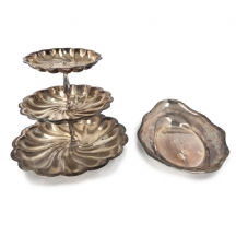 זוג כלי הגשה עשויים מתכת ומצופים כסף, חתומים