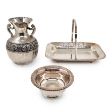 שלושה כלים עשויים מתכת ומצופים כסף