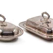 שני כלי הגשה עשויים מתכת ומצופים כסף