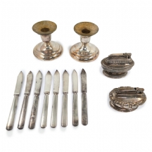 12 כלי מתכת מצופים כסף כולל זוג מצתי Ronson ופמוטי Birks