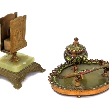 שני חפצים שולחניים צרפתים עתיקים הכוללים כסת דיו ומחזיק לקופסאת גפרורים