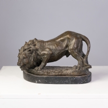 'אריה שותה מים' - פסל ברונזה על בסיס שיש בסגנון עבודתו של אנטואן לואי בארי'