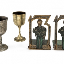 זוג תומכי ספרים ושתי כוסות קידוש