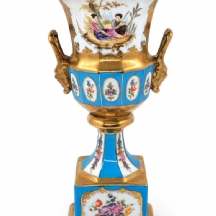 אגרטל פורצלן בסגנון סוורה, מעוטר ציורי יד באמייל ובזהב, מעוצב בצורת קמפנה