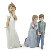 פסל פורצלן ספרדי מתוצרת 'נאו' Nao, מעוטר בצביעת יד וחתום