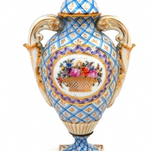 אגרטל פורצלן צרפתי עתיק בסגנון סוורה Sevres, מעוטר ציורי יד באמייל ובזהב