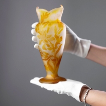 אגרטל זכוכית צרפתי עתיק מתוצרת אמיל גאלה Emil Galle, מעוטר וחתום בקמאו