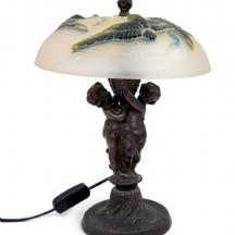 מנורה שולחנית עשויה ברונזה בדמות שני ילדים ואהיל זכוכית מעוטר