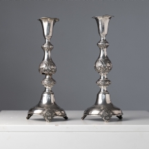 זוג פמוטי כסף רוסים עתיקים, חתומים לרבות שם הצורף, עיטורי גיושה Guilloche