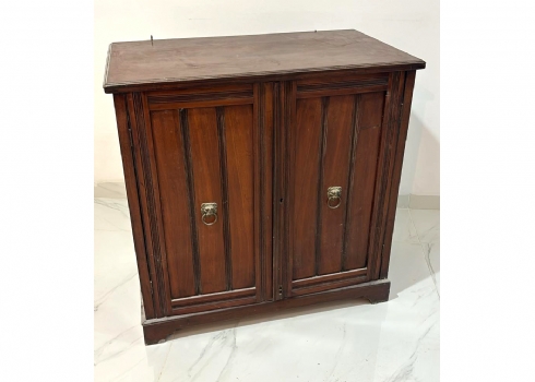 ארונית עץ עתיקה בעלת שתי דלתות ומדף פנימי