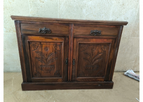 שידת עץ עתיקה, מעוטרת בגילות יד