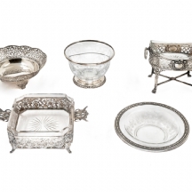 חמישה כלי נוי קטנים עשויים זכוכית והתקני כסף סטרלינג